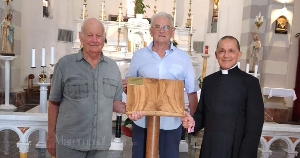 Giuliano Bigazzi (a sinistra) con il leggio donato
