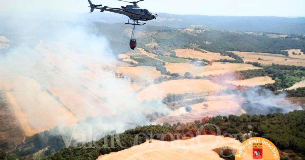 L'incendio in corso a Suvereto