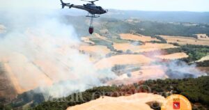 L'incendio in corso a Suvereto