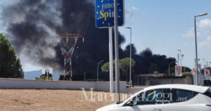 L'incendio che ha distrutto le auto
