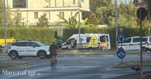 La polizia locale e la Misericordia alla rototatoria fra viale della Repubblica e viale Enaudi