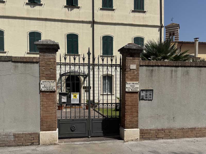 Il cancello di ingresso dell'istituto San Lorenzo