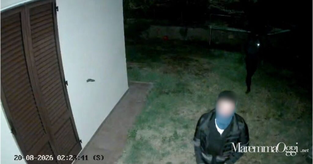 I due a volto coperto nel giardino della casa, immagine ripresa dal video