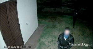 I due a volto coperto nel giardino della casa, immagine ripresa dal video