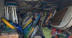 Le sdraio e gli ombrelloni sequestrati