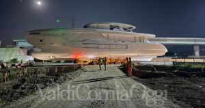 Uno dei maxi yacht durante il trasporto (foto Confindustria Toscana Centro e Costa)