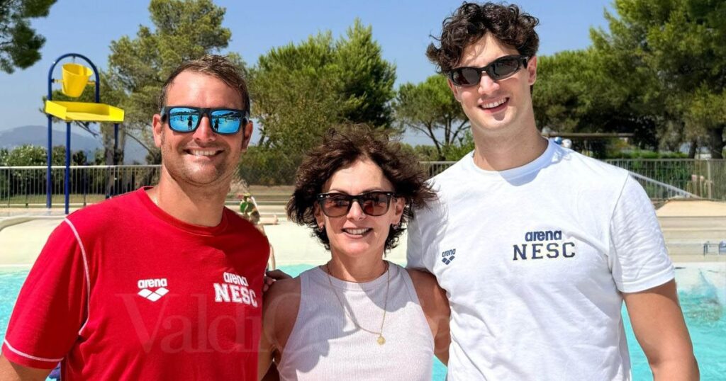 Lorenzo Zazzeri (a destra) con Niccolò Beni e Barbara Cappellini, direttrice del Villaggio Orizzonte
