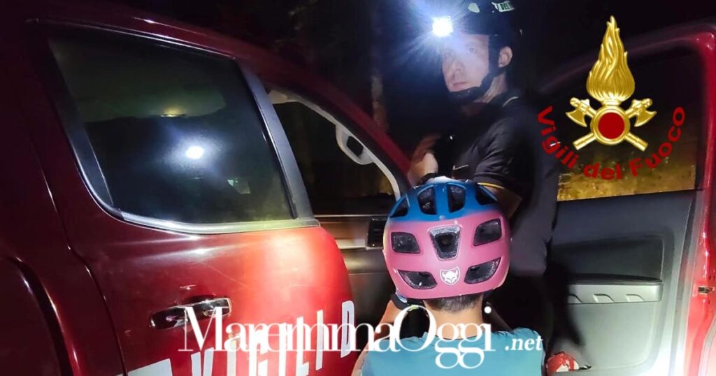 I vigili del fuoco con il bambino salvato