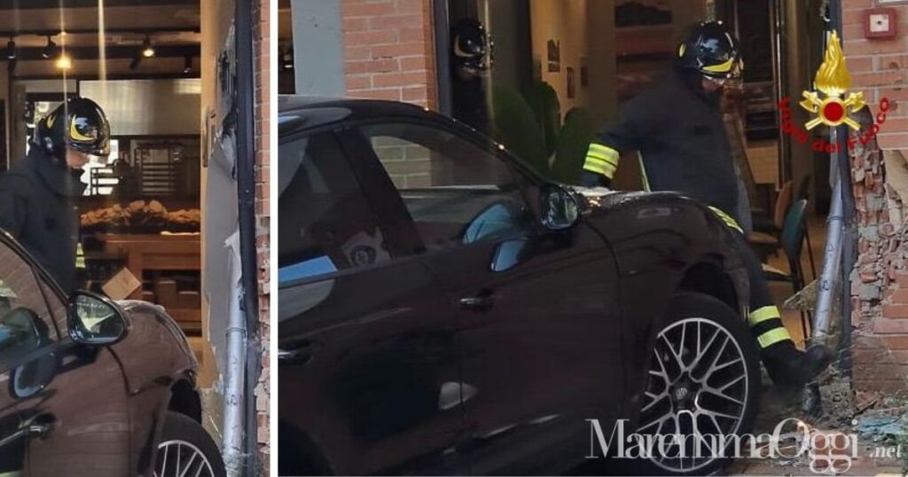 La Porsche finita contro la vetrina del negozio