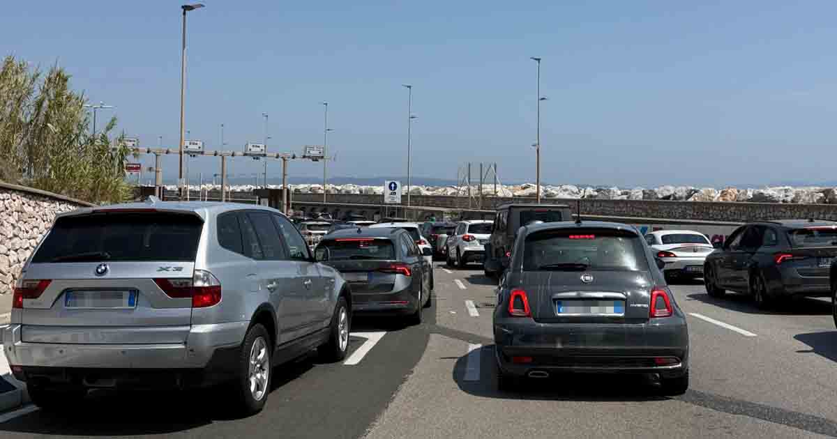 Il caos all'ingresso del porto di Piombino