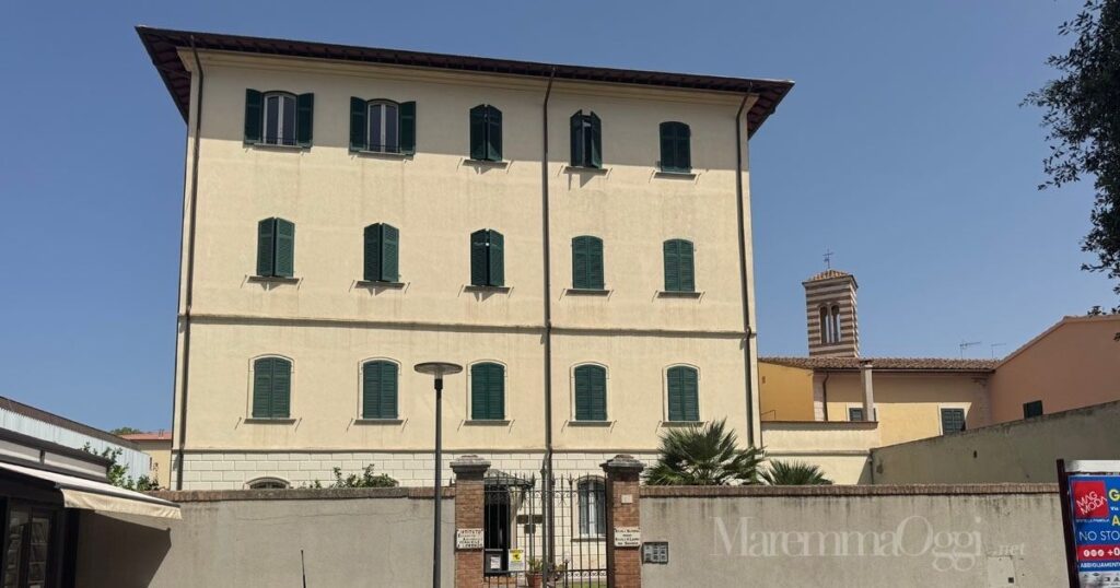 L'istituto San Lorenzo in via Matteotti, dietro si vede il campanile della chiesa della Medaglia Miracolosa che affaccia su via Roma