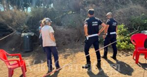 Polizia locale e archeologi sulla spiaggia di Baratti dove è stata trovata la tomba antica