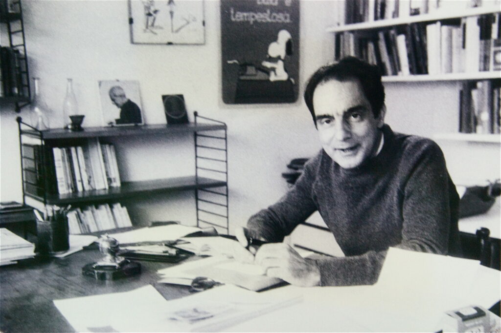 Italo Calvino alla sua scrivania nella villa di Roccamare
