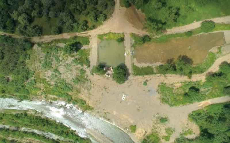 Il fiume Cornia e, accanto, l’impianto di ricarica controllata della falda realizzato a Suvereto con il progetto LIFE REWAT. L’impianto è stato progettato per derivare, a seconda delle condizioni meteo, tra 300mila e 1,3 milioni di metri cubi d’acqua l’anno