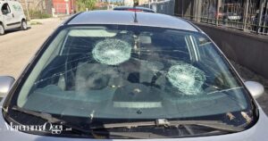 L'auto colpita dai vandali