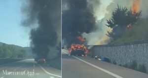 L'auto avvolta dalle fiamme