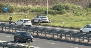 L'autovelox di Campagnatico con la macchina della polizia municipale nell'erba