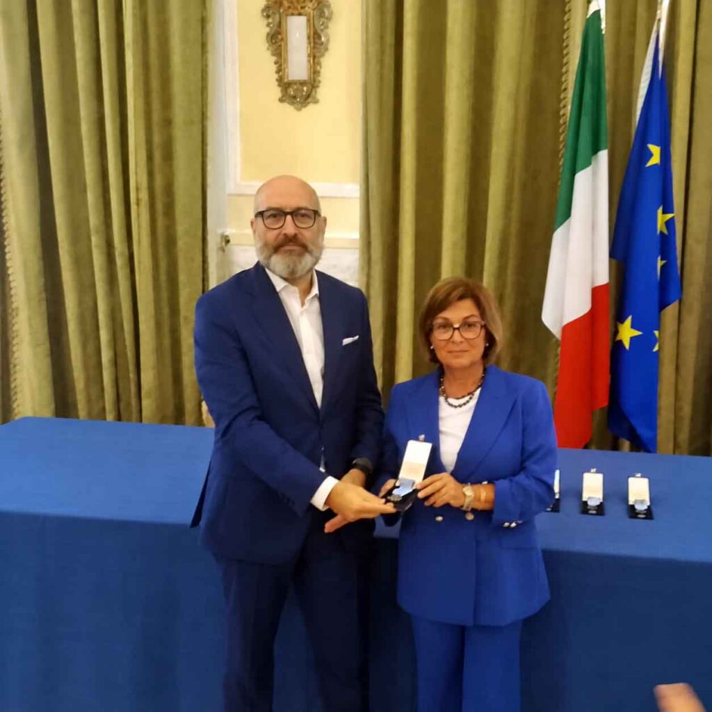 Mirko Bonari riceve la medaglia per Dilio Bonari