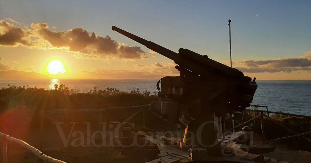 Il cannone contraereo Ansaldo 90/53 conservato a Punta Falcone. Il pezzo fu collocato nel parco alla fine degli anni Novanta, ma altri tre cannoni dello stesso modello furono utilizzati nella batteria durante l’occupazione tedesca del 1943-1944