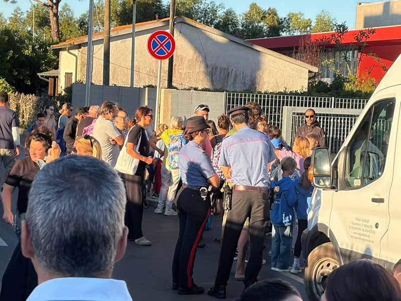 I carabinieri davanti alla scuola ad Albinia