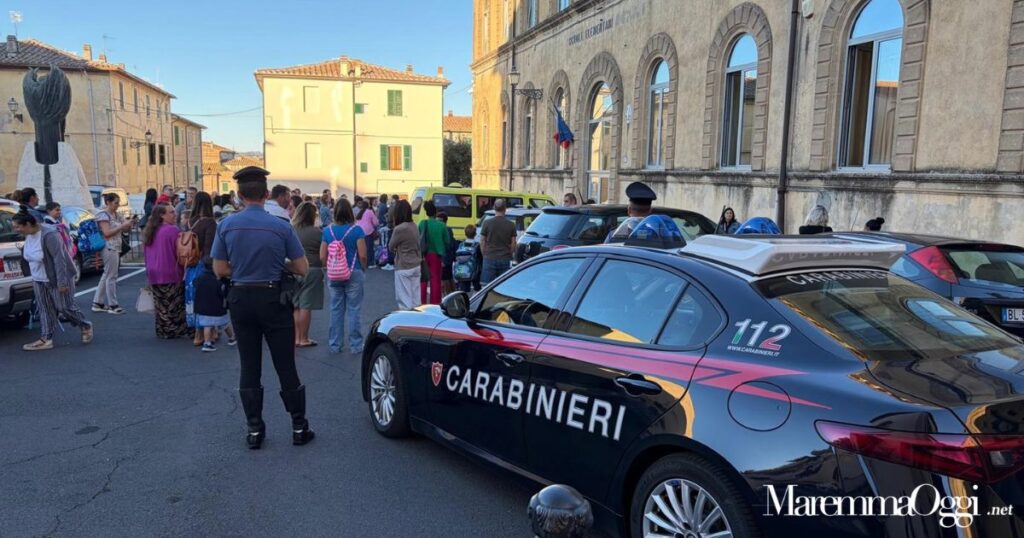 I carabinieri sorvegliano l'ingresso a scuola a Pitigliano