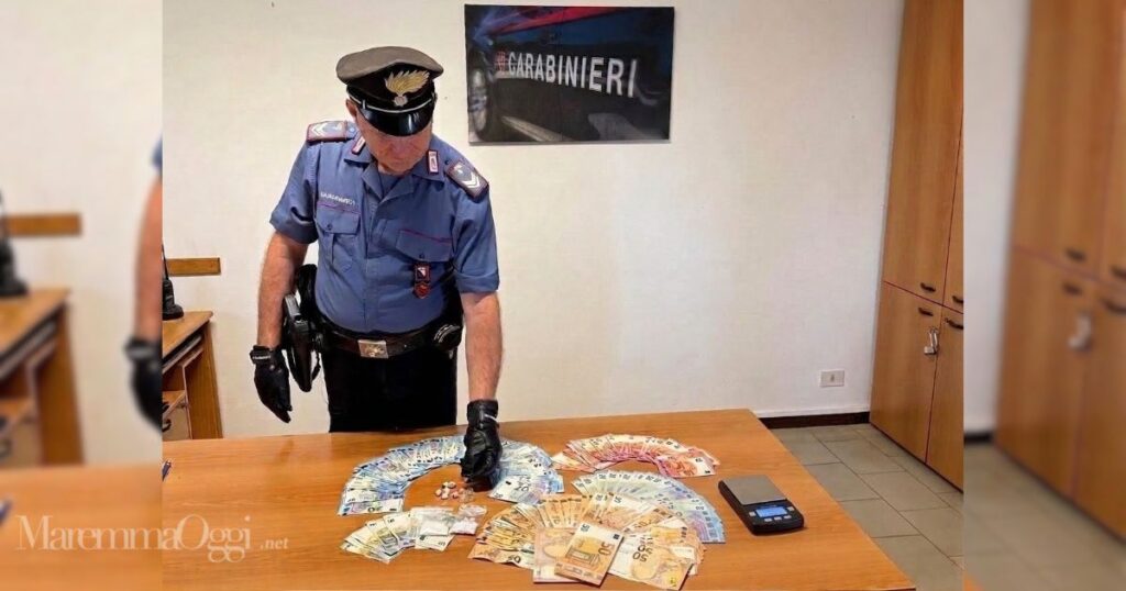 I contanti e la droga sequestrata dai carabinieri di Orbetello