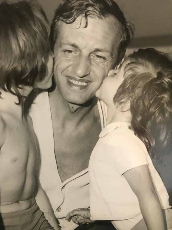 Carlo Fruttero con le figlie Carlotta e Federica