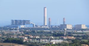 La centrale di Montalto di Castro (foto Wikipedia Commons / Ramella)