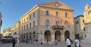 Il comune di Grosseto, è scontro sui costi dello staff del sindaco