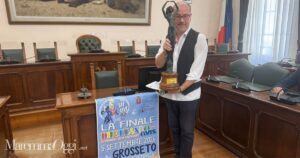 Carlo Sestini con il premio Natalino Galgani
