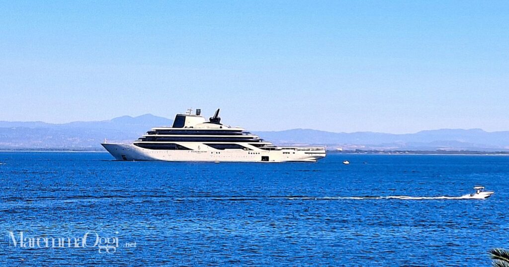 Lo yatch Four Seasons I