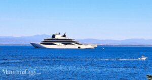 Lo yatch Four Seasons I