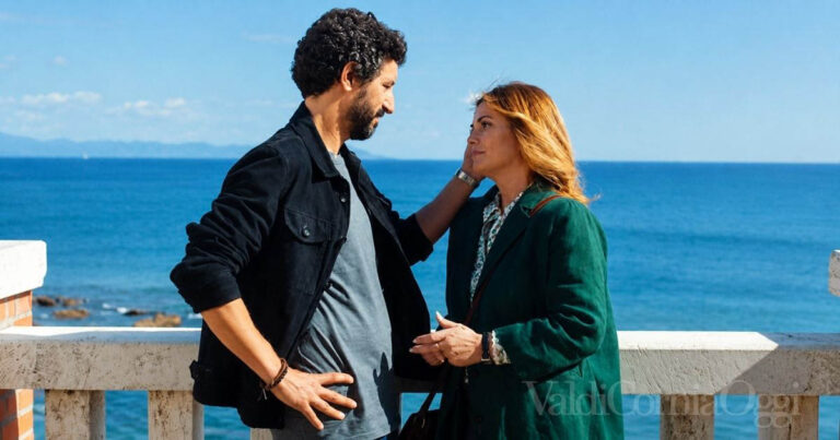 Francesco Scianna e Vanessa Incontrada in piazza Bovio in una scena di Erica, detective per caso (© Mediaset)