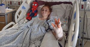 Giorgia Franceschelli saluta dal suo letto dell'ospedale di Tulsa in Oklahoma