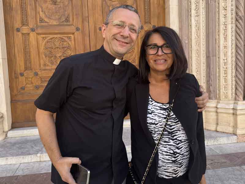 Angela Amante con don Claudio, parroco del Santissimo Crocifisso