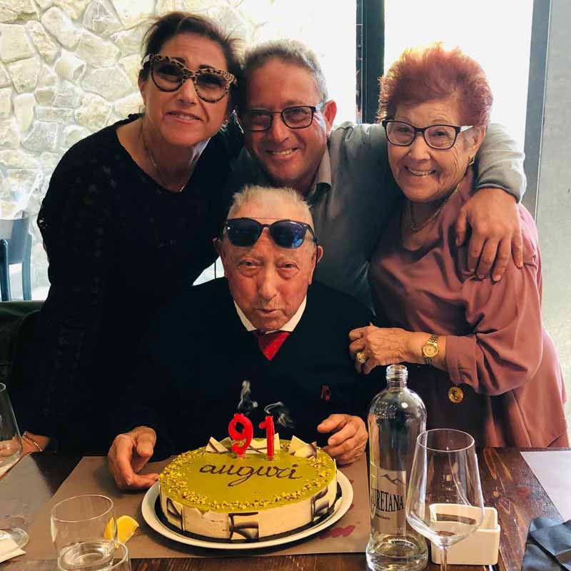 Giuseppe con parte della famiglia in occasione dei suoi 91 anni