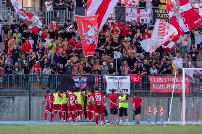 La festa sotto alla curva biancorossa (foto di Aldo Giuliani)