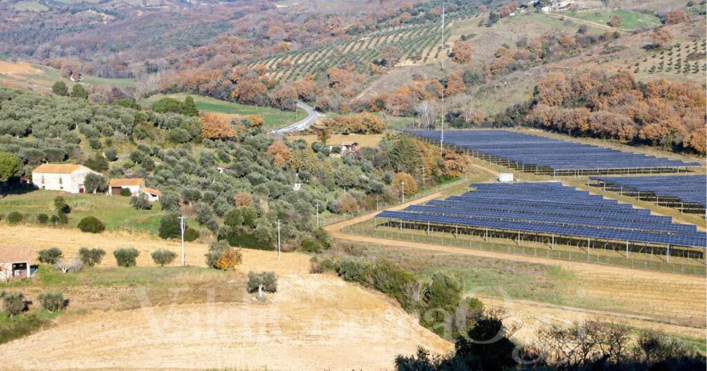 Un impianto agrivoltaico in campagna