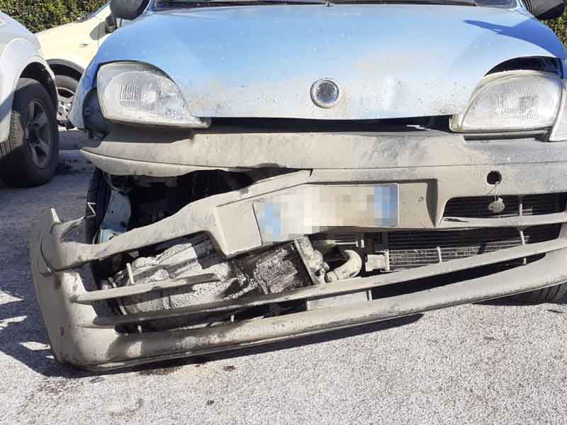 L'auto in officina dopo l'urto col cinghiale