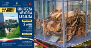 La locandina dell'evento e i resti dell'auto di Falcone