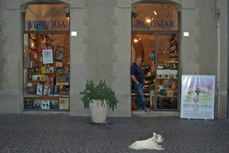 Massimo sulla porta della libreria Palomar, sotto ai portici a Grosseto
