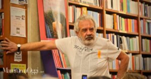 Massimo Marinotti fra i libri della Palomar, per decenni la sua casa