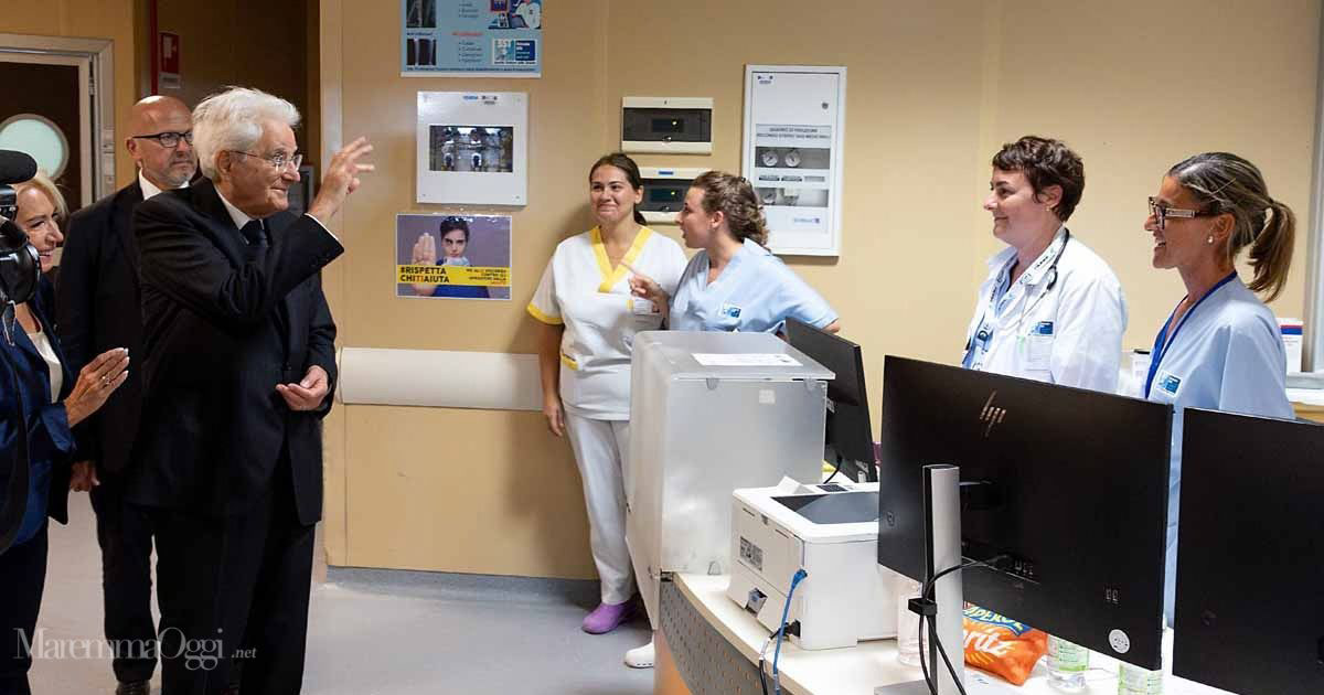 Il presidente Sergio Mattarella saluta gli infermieri all'ospedale Misericordia di Grosseto