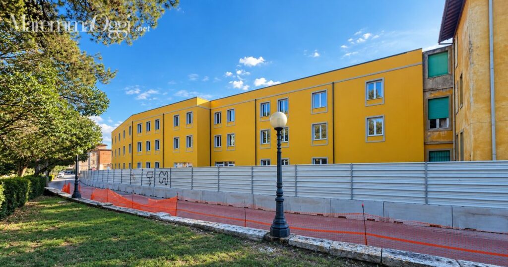Il palazzo giallo in via Saffi, davanti al Cassero