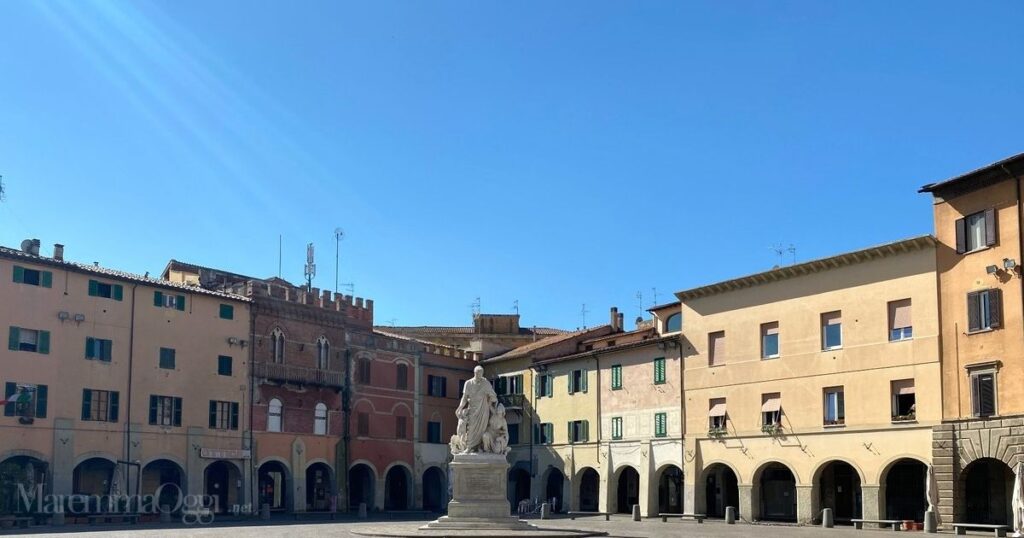 Piazza Dante a Grosseto in una giornata torrida dell'estate 2026