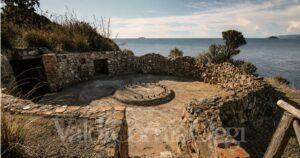 Una delle piazzole che ospitavano i cannoni navali da 152/45 della batteria costiera Galeazzo Sommi Picenardi, a Punta Falcone. Foto Stefano Benucci/Wikimedia Commons – CC BY-SA 4.0 – elaborazione MaremmaOggi