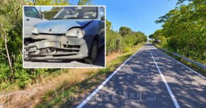 Il tratto della Vecchia Aurelia dove è successo l'incidente e l'auto danneggiata dall'urto contro il cinghiale