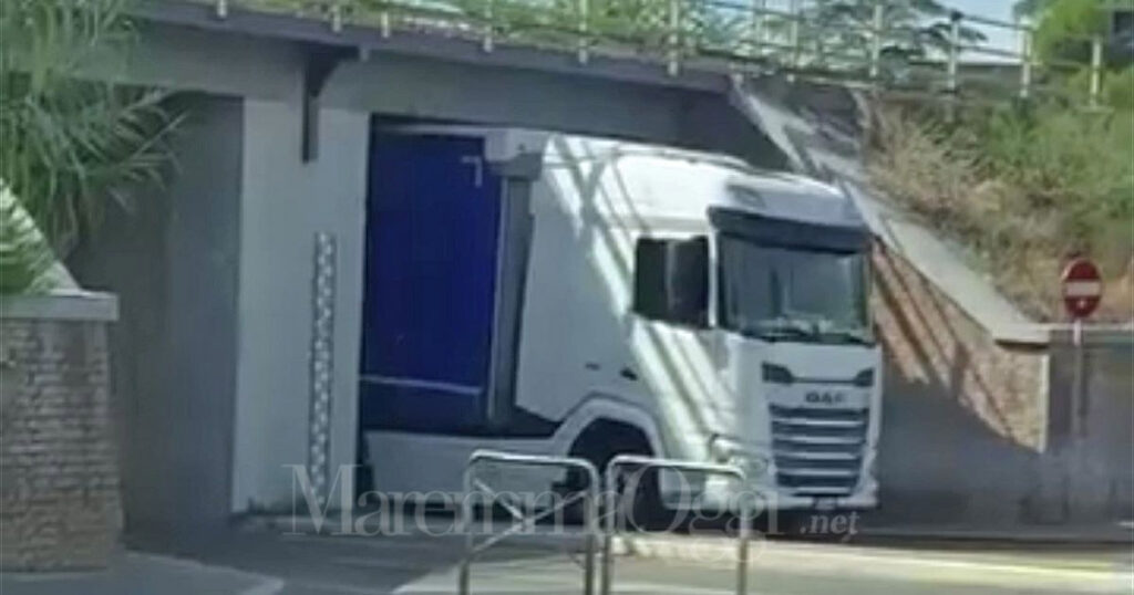 Il Tir incastrato sotto al sottopasso