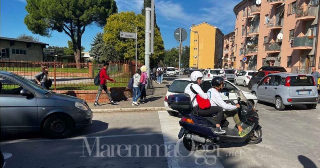 Veicoli in uscita dalla Cittadella dello studente, a Grosseto