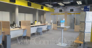 L'interno dell'ufficio postale di San Vincenzo